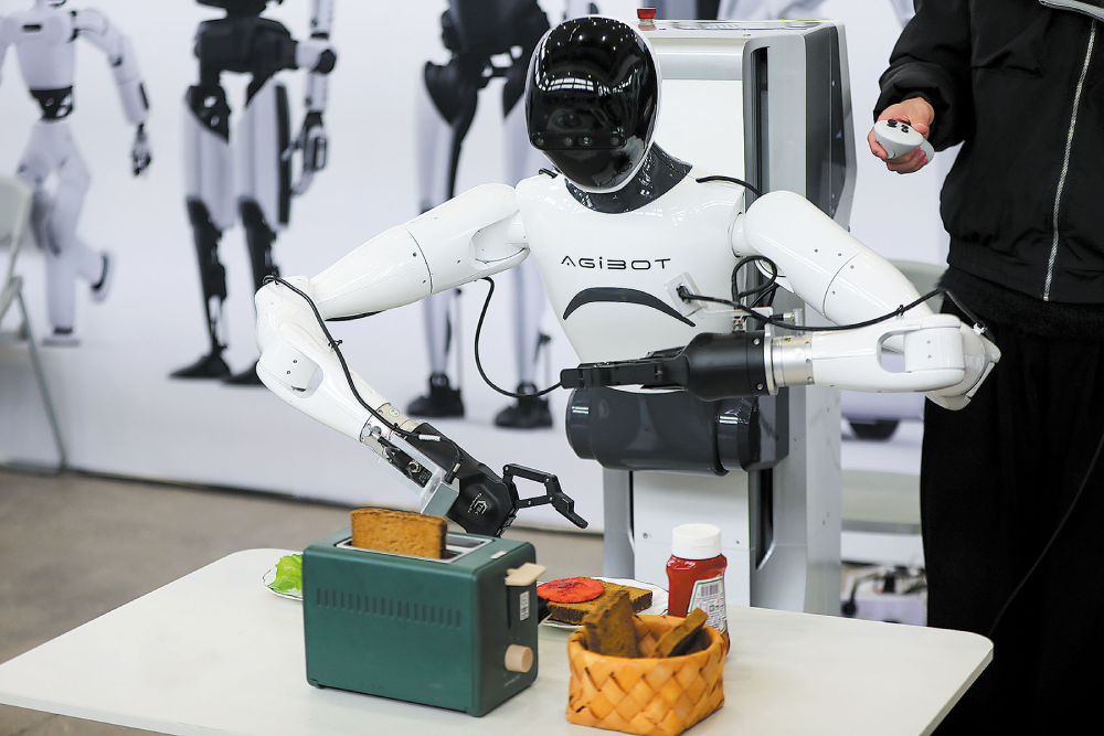 تولید 5000 ربات چینی 